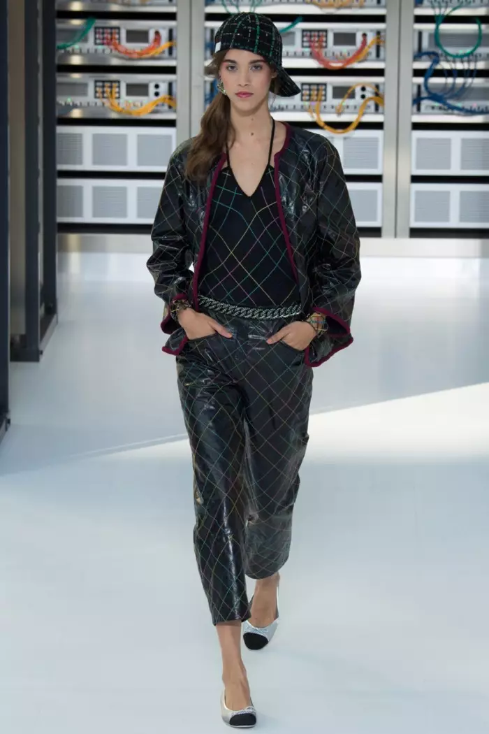 Chanel Spring 2017: модель вышла на подиум в кожаной куртке и брюках с геометрическим принтом