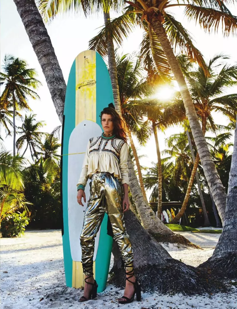 Poséierend nieft engem Surfbrett, Modeller Louise Pedersen en Isabel Marant Top a metallesch Hosen