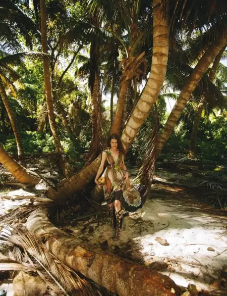 Surfen ist oben! Louise Pedersen modelt Strandmode für ELLE Spanien