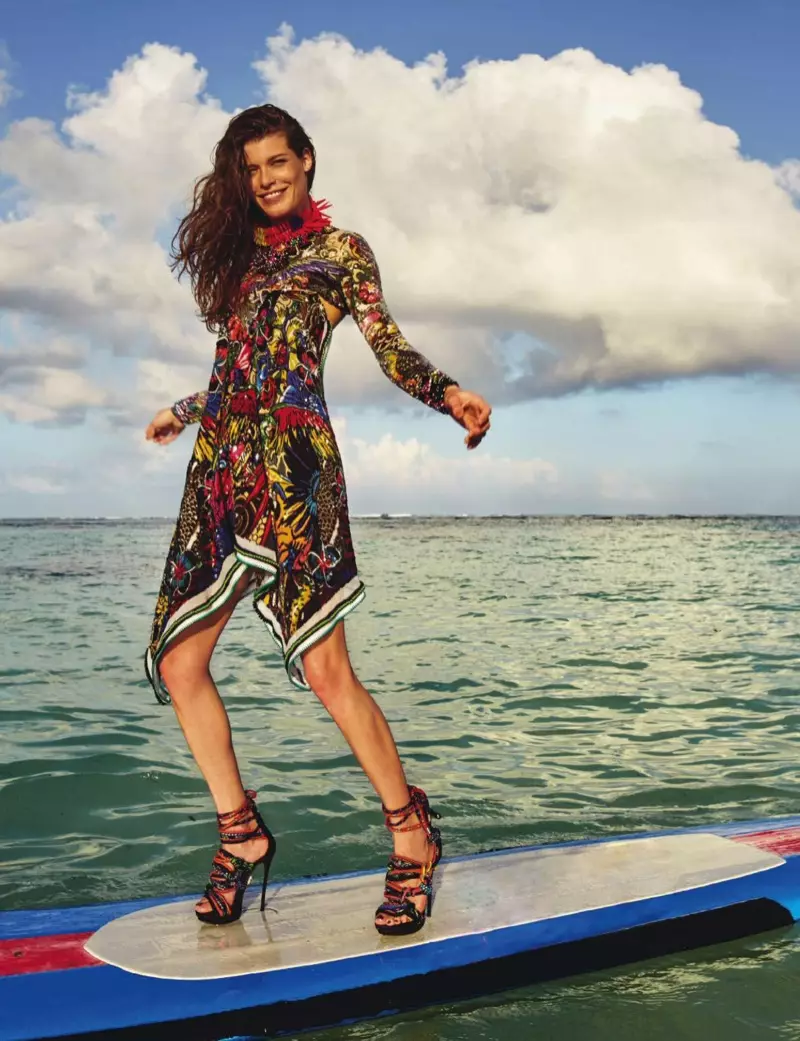 Surf's up als Louise Pedersen een golf berijdt in DSquared2 jurk met zakdoekzoom en sandalen met bandjes