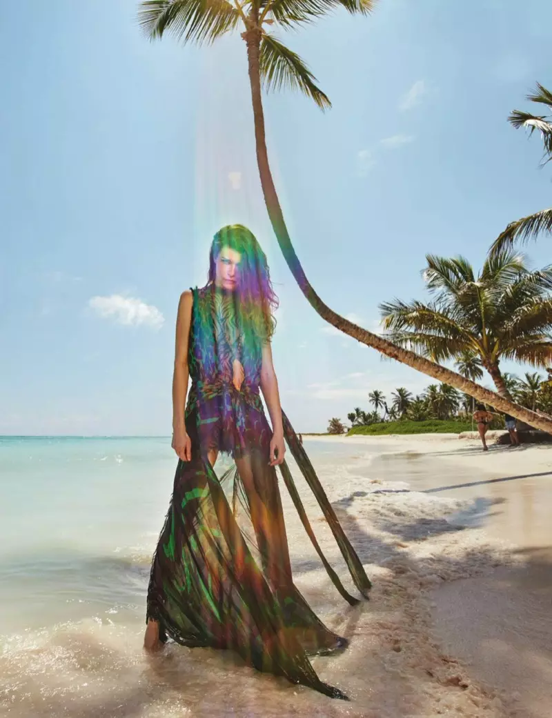 Modellen går till stranden för en sommarmodefotografering