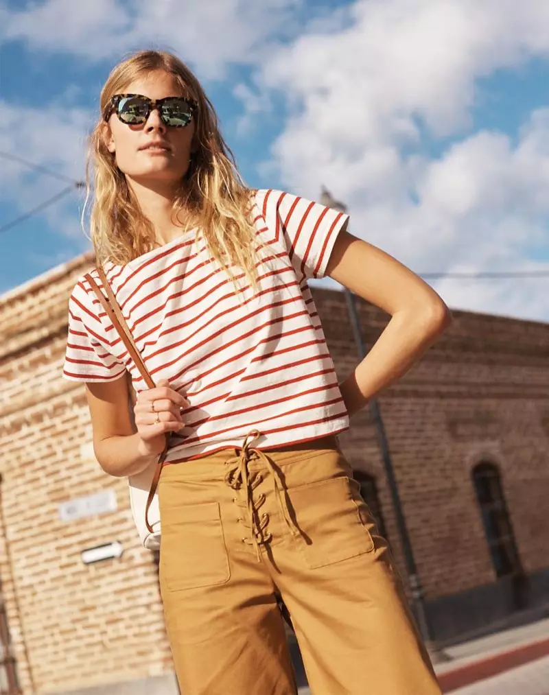 Madewell Setlist Boxy Tee en Murphy Stripe, pantalones cortos de pierna ancha con cordones, anteojos de sol Headliner y la mochila de lona convertible