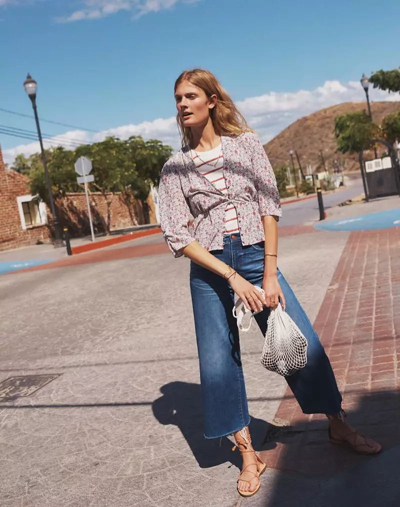 Madewell Silk Shadowpetal Top, Timeoff Tank Top i Shawn Stripe, Wide-Leg Crop Jeans i Frida Wash og The Boardwalk Lace-Up Sandal i ruskind