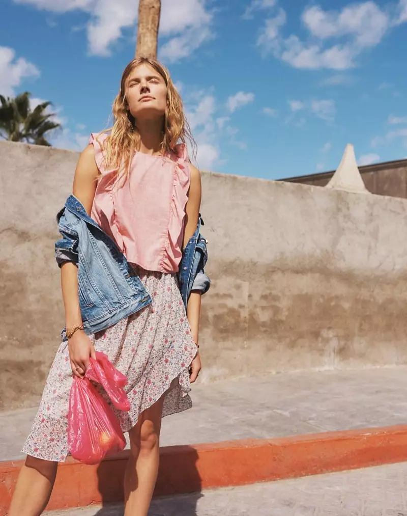 Madewell The Oversize Jean Jacket in Capstone Wash, Top con volant a campana e gonna longuette con volant in Shadowpetal