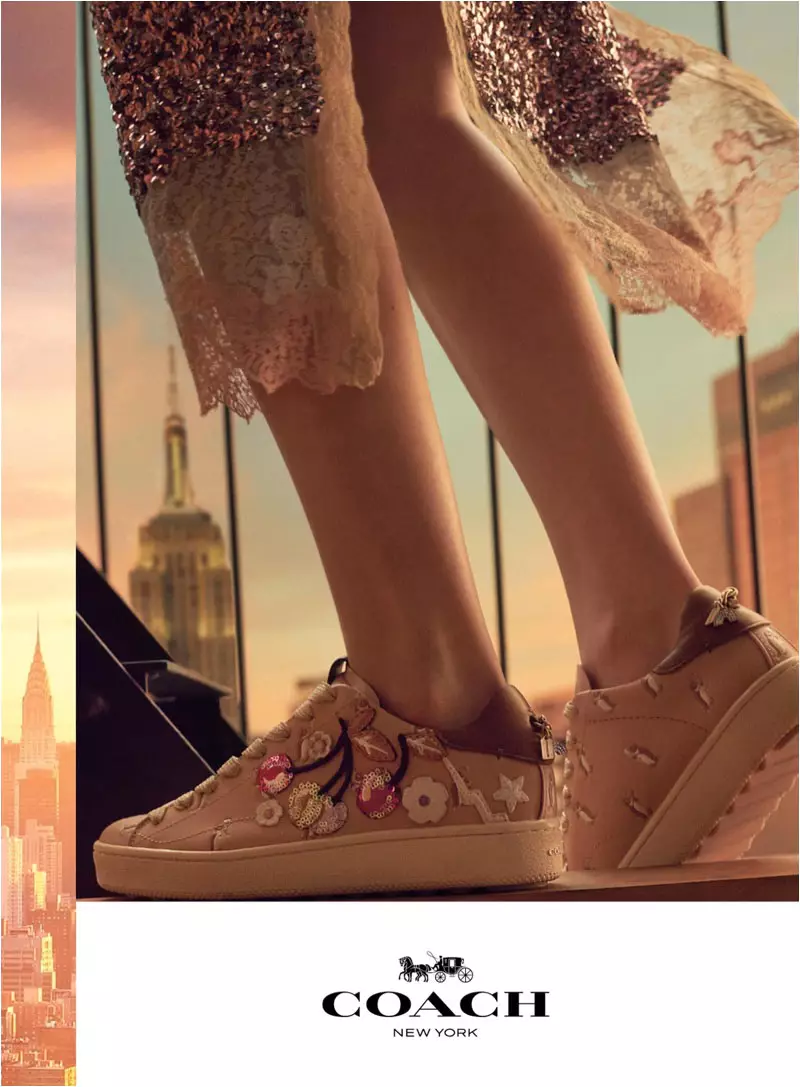 Кроссовки с цветочной вышивкой выделяются в рекламной кампании Coach весна-лето 2018.