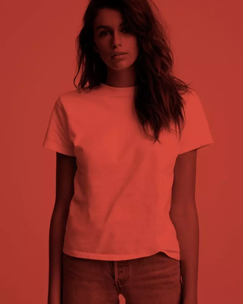 Kaia Gerber sport in wyt tee yn Hanes x karla kampanje