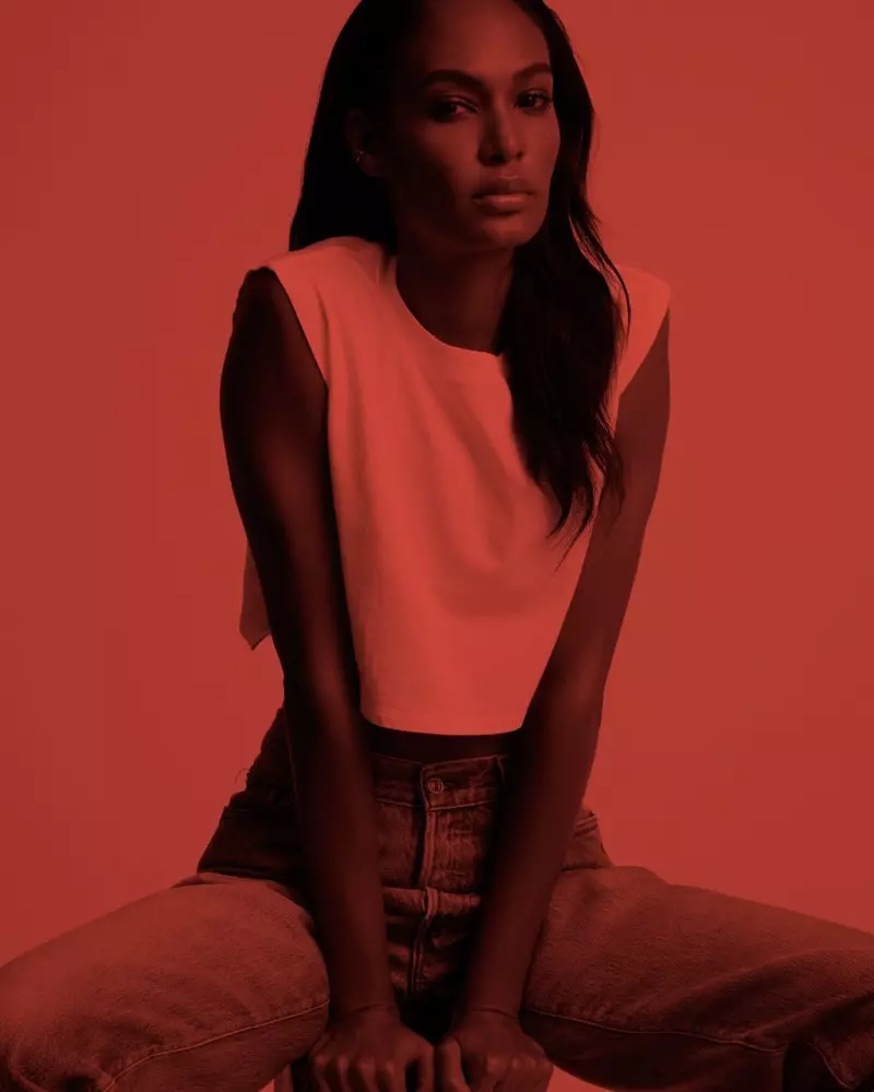 Model Joan Smalls poseer in 'n wit tee vir Hanes x karla-veldtog