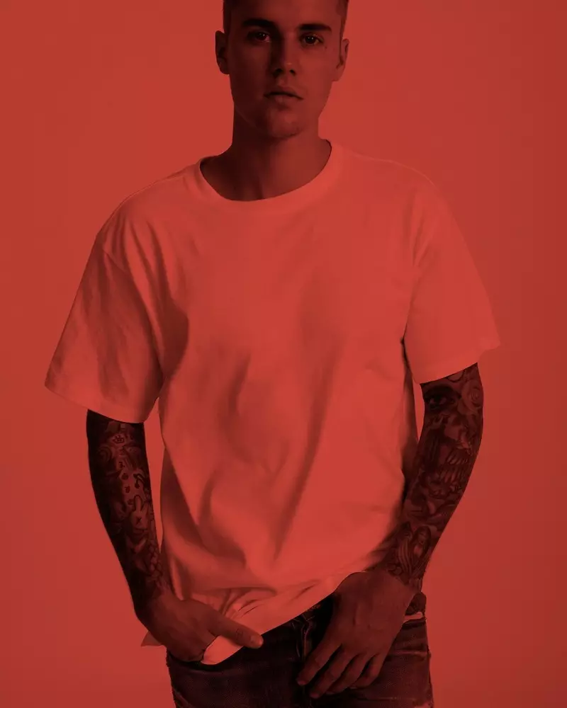 Justin Bieber draagt het perfecte witte T-shirt in de campagne van Hanes x Karla