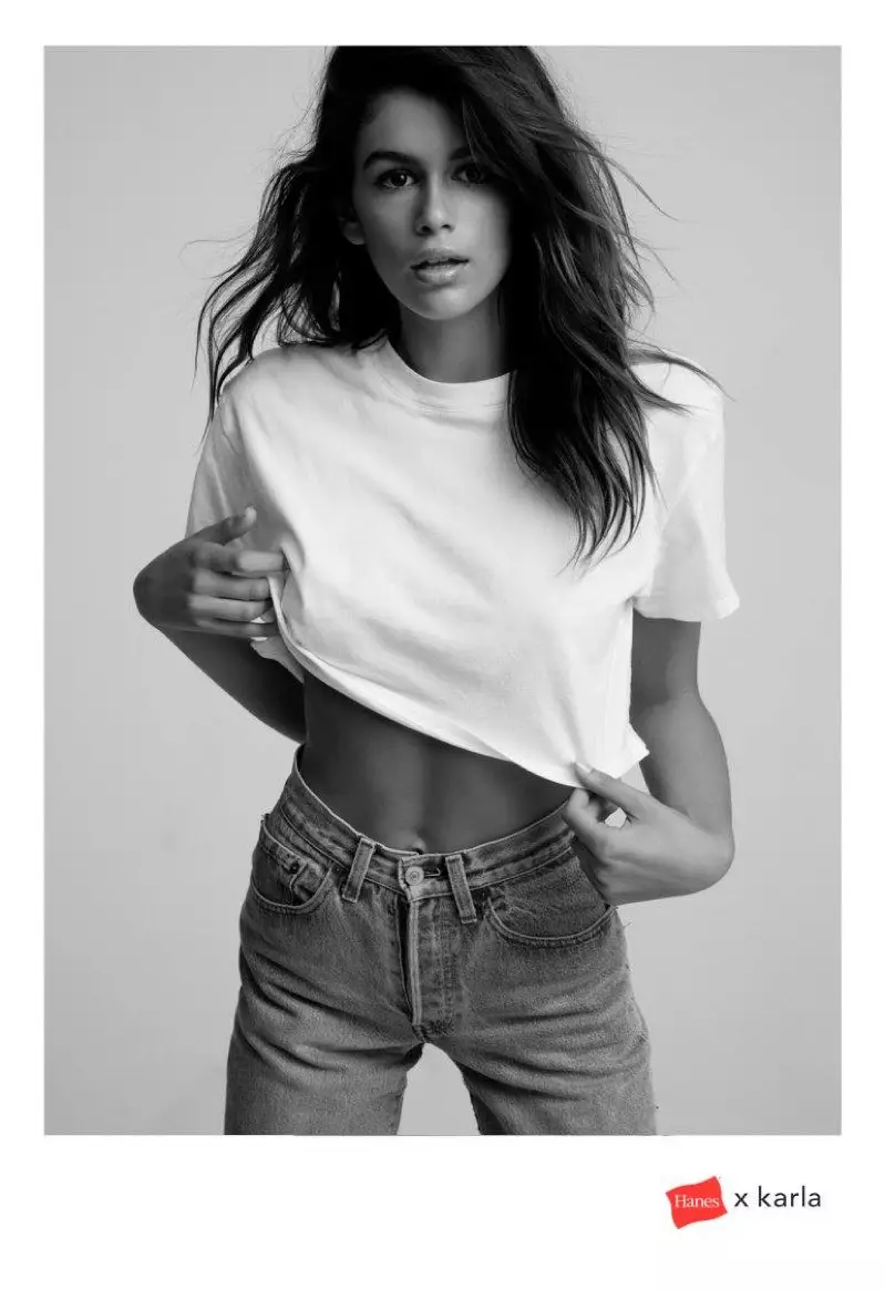 Photographiée en noir et blanc, Kaia Gerber pour la campagne Hanes x karla