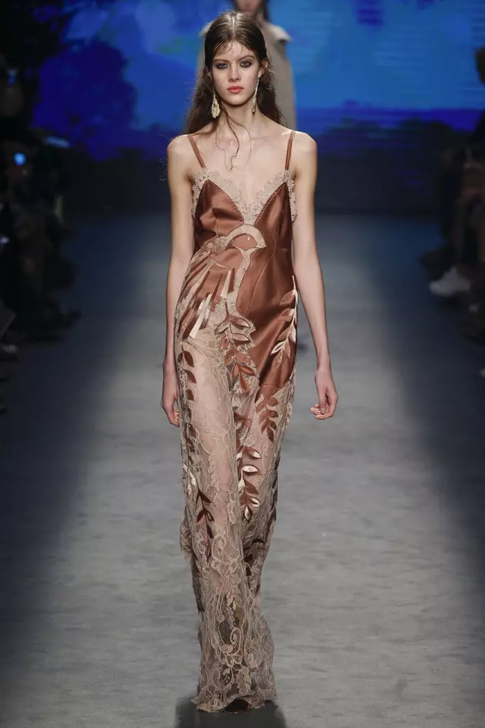 Un look de la colección otoño-invierno 2016 de Alberta Ferretti