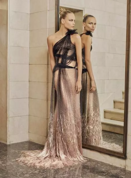 Atelier Versace nodrošina īpaši glam stilu 2017. gada pavasarim