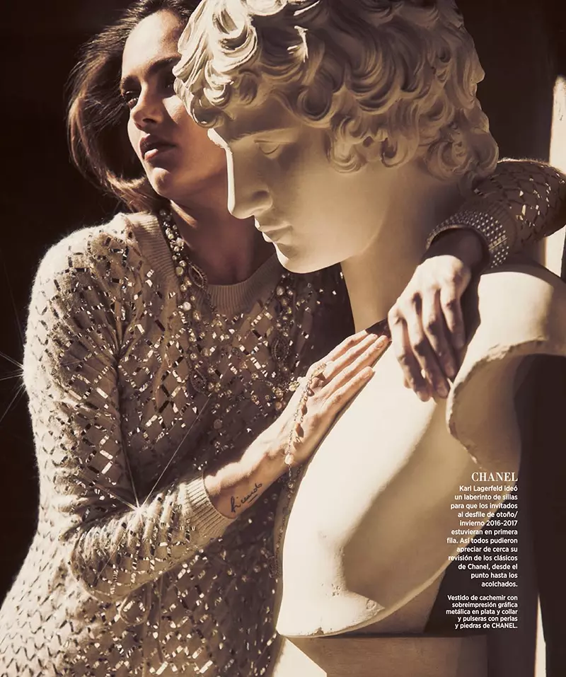 Кармен Педару позира в бродирана рокля на Chanel