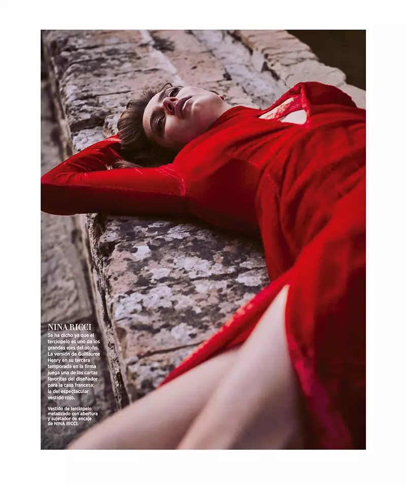 La modelo posa con vestido rojo de Nina Ricci