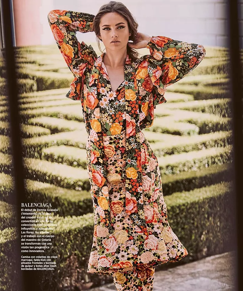 Karmen Pedaru моделира рокля Balenciaga с флорални щампи