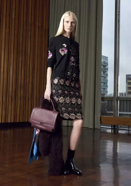 Ирина Шейк Givenchy's Pre-Fall Lookbook-те жоғары сәнге айналды