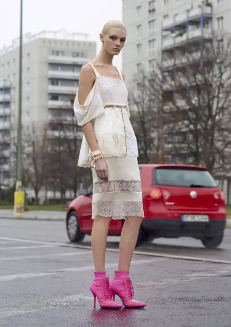 Irina Shayk Tmur l-Għolja fil-Lookbook ta’ Pre-Fall Lookbook ta’ Givenchy