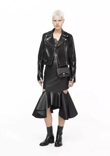 Irina Shayk waxay ku socotaa moodada sare ee Givenchy's Lookbook Pre-Fall Look