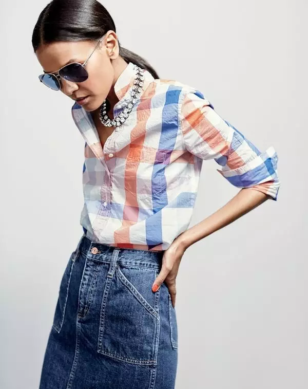 J.Crew үлкейтілген плаидті әйелдер көйлегі, алдыңғы жағындағы джинсы юбка, Джек күннен қорғайтын көзілдірік және Swarovski® кристалды алқа