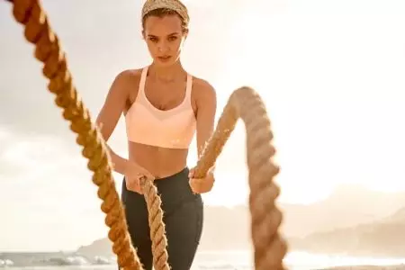 Josephine Skriver et Jasmine Tookes posent sur la plage pour Victoria Sport