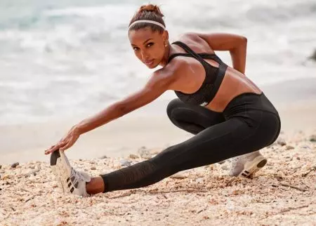 Josephine Skriver a Jasmine Tookes pózují na pláži pro Victoria Sport