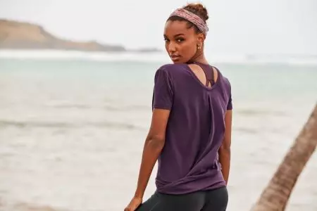 Josephine Skriver & Jasmine Tookes poseer op die strand vir Victoria Sport