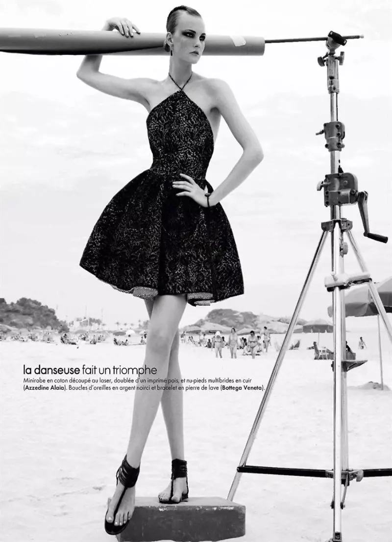 Caroline Trentini rau Elle France Lub Peb Hlis 2011 los ntawm Jean-Baptiste Mondino