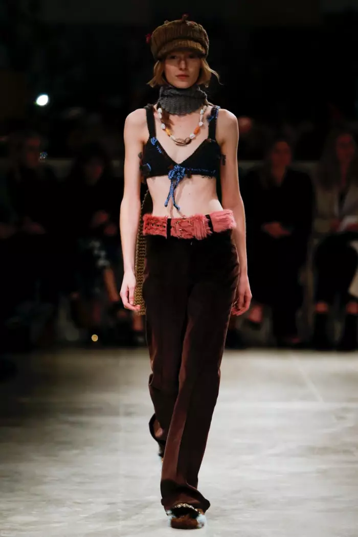 Bralette agus pants corduroy ó bhailiúchán 2017 fómhair-gheimhridh Prada