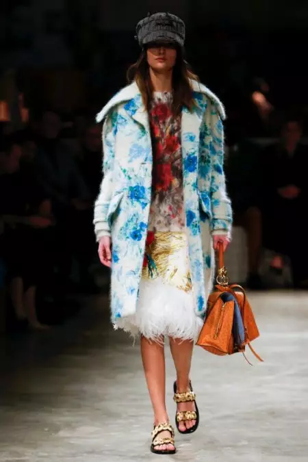 Prada porta gli abbellimenti per l'autunno 2017