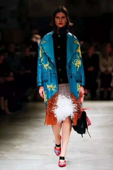 Prada bringt die Verzierungen für den Herbst 2017