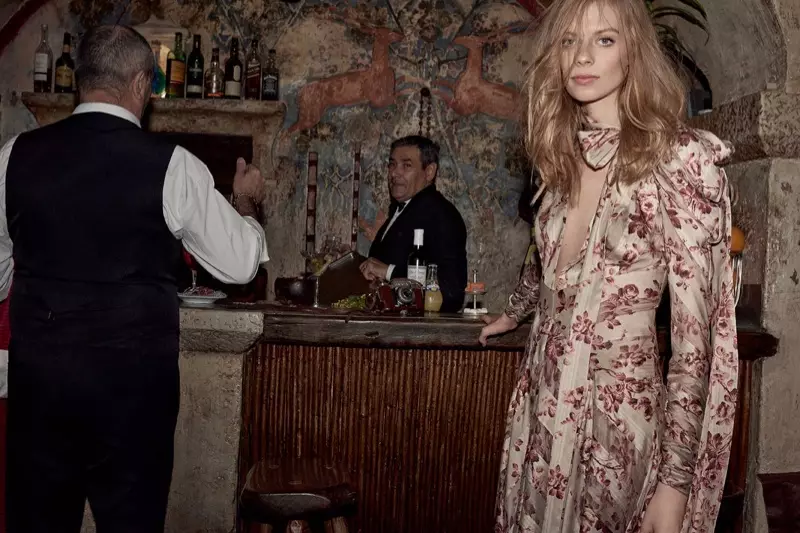 Modelos Lexi Boling Vestido de seda chevron desenfrenado para la campaña Outono-Inverno 2018 de Zimmermann