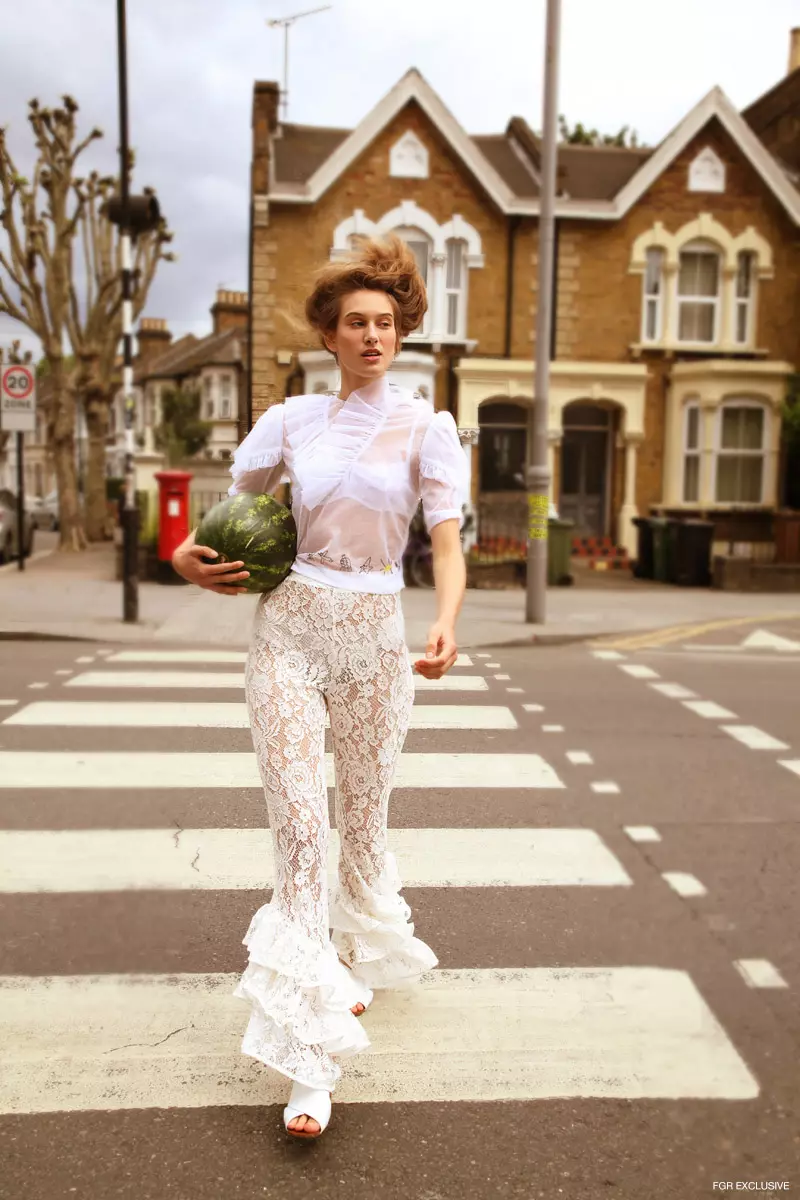 Top CAR2IE, Bra Fruity Booty, Broek Esthe, Shoes Zara en Necklace Sondr London. Foto: Kay Sukumar