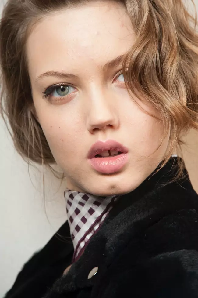 Lindsey Wixson qhia tawm 50s hairstyle ntawm Max Mara