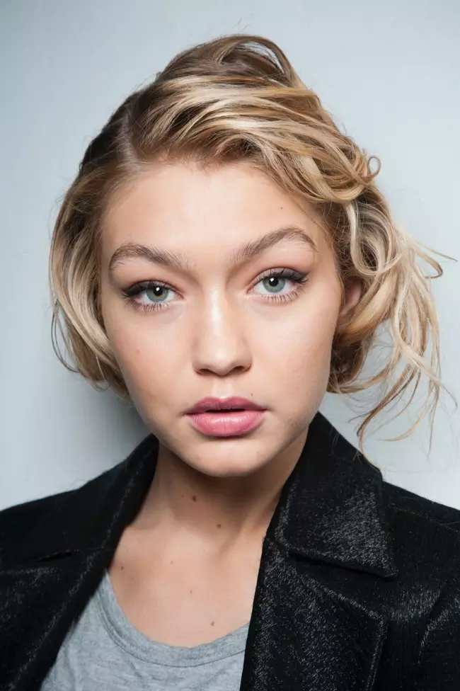 Gigi Hadid 1950eko hamarkadako edertasuna bideratzen duen apainketa nahasi batekin Max Mara 2015eko udazkeneko ikuskizunean.