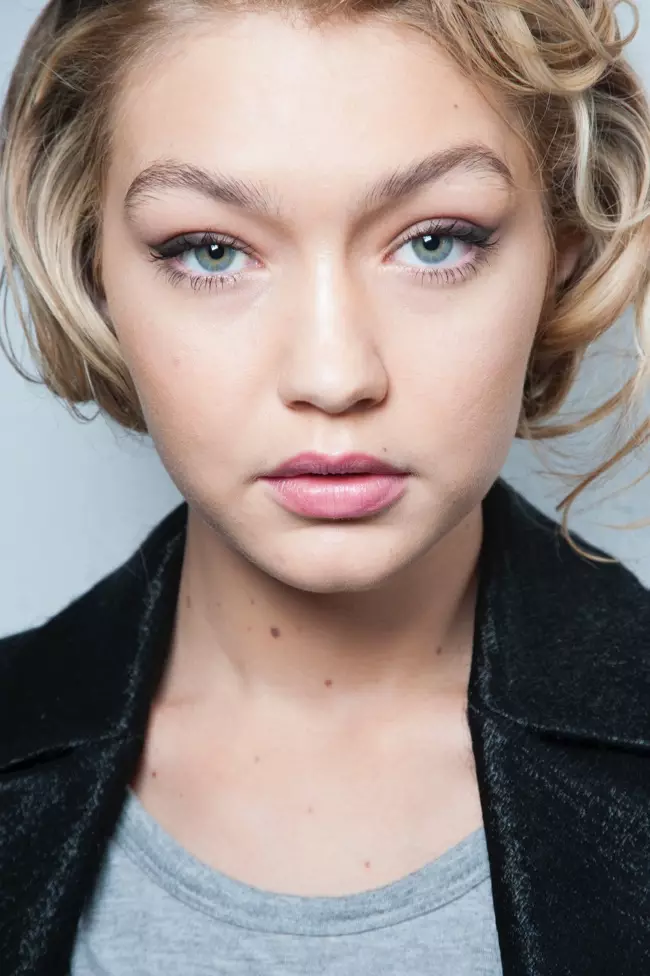 Gigi Hadid 2015-ci ilin payızında Maks Marada Merilin Monronu kanalizasiya edir