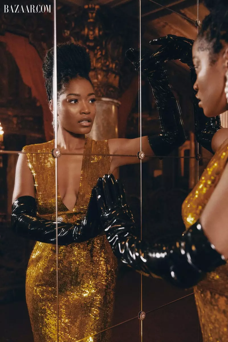 Keke Palmer በ Gucci ቀሚስ እና ጓንቶች ከቡልጋሪ ጉትቻዎች ጋር ያበራል።