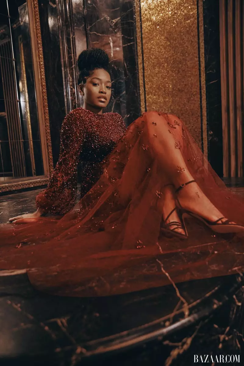 Die Schauspielerin Keke Palmer trägt ein Kleid von Valentino, Pumps von Jimmy Choo und Ohrringe von Cartier