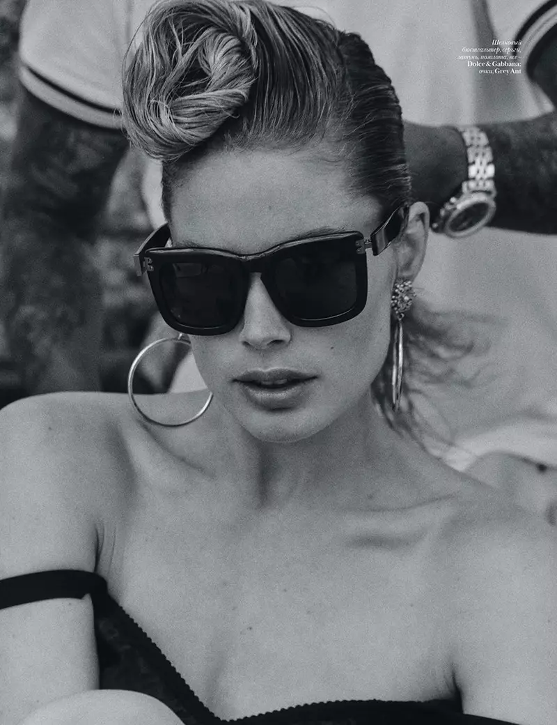 Doutzen Kroes Poses yn Beachwear Looks for Vogue Ukraine