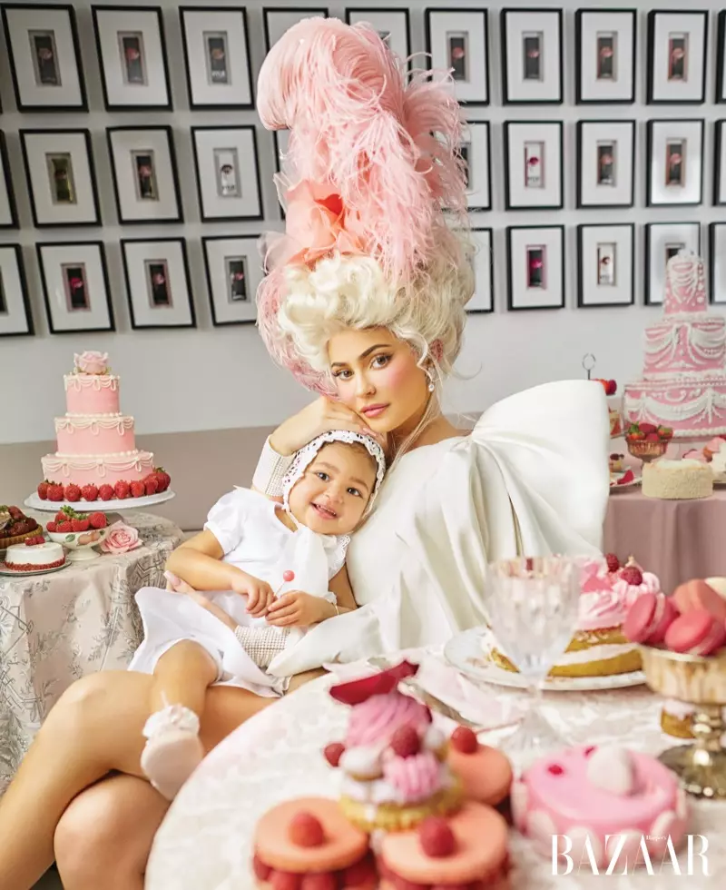 Wrth sefyll gyda Stormi, mae Kylie Jenner yn dwyn i gof arddull Marie Antoinette