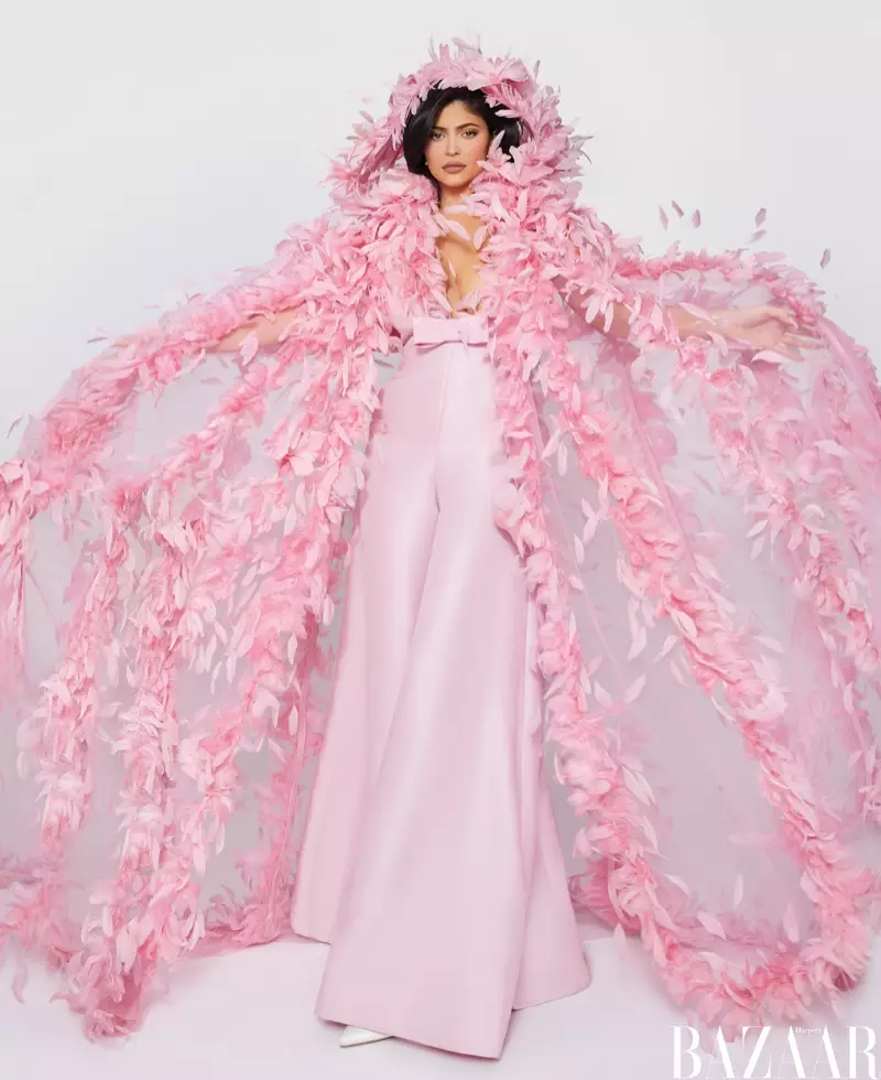 Kylie Jenner, ki izgleda lepo v roza, nosi ogrinjalo in kombinezon Valentino Haute Couture