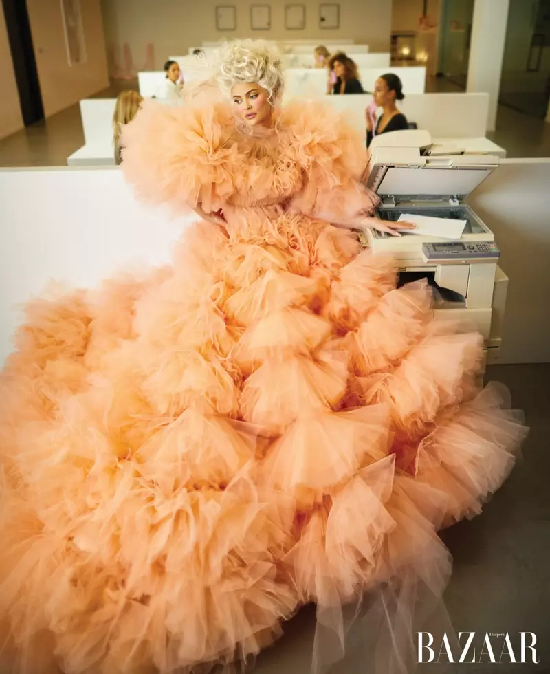 Skönhetsmogul Kylie Jenner bär Giambattista Valli Haute Couture balklänning