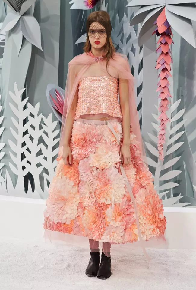 Chanel як зиёфати боғро барои намоиши кутюрҳои баҳори соли 2015 мепартояд