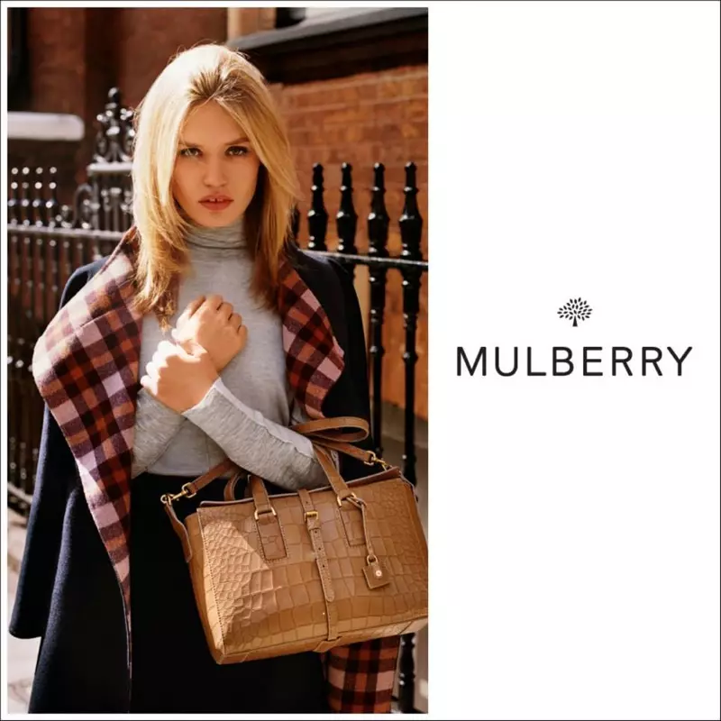 جورجیا می جیګر په لندن کې د Mulberry's Fall 2015 اعلاناتو لپاره پوز کوي