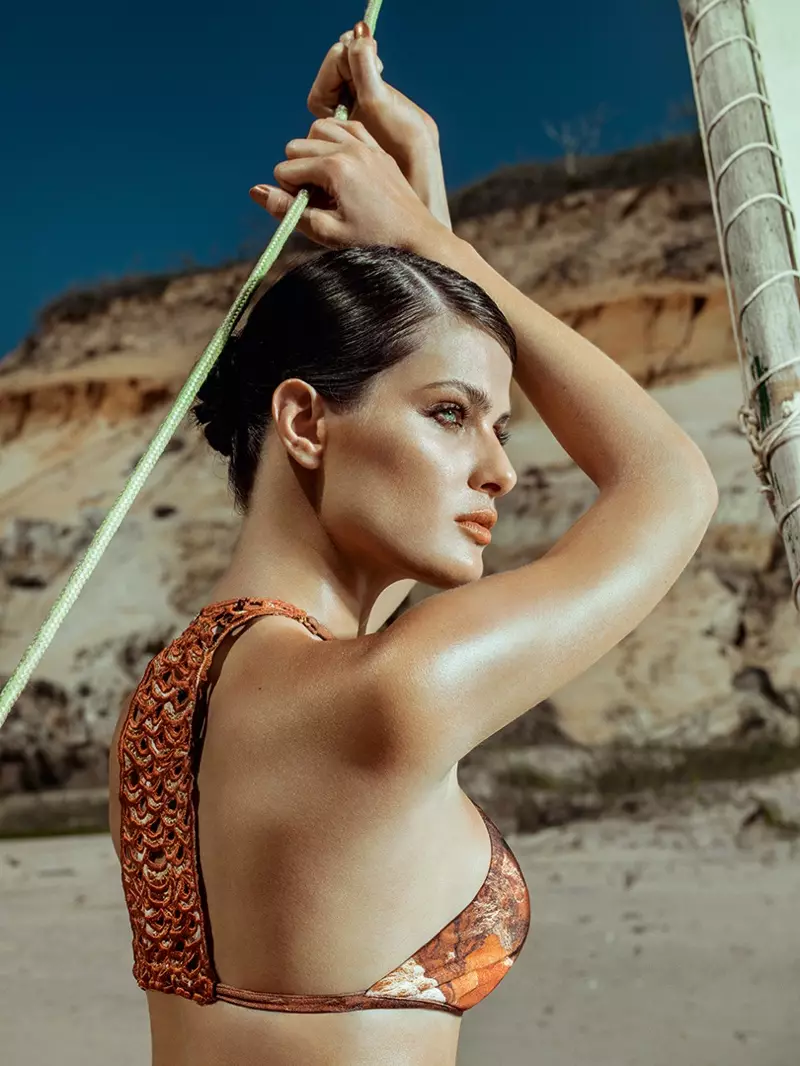 Isabeli Fontana anaigiza katika kampeni ya Agua de Coco msimu wa joto wa 2016