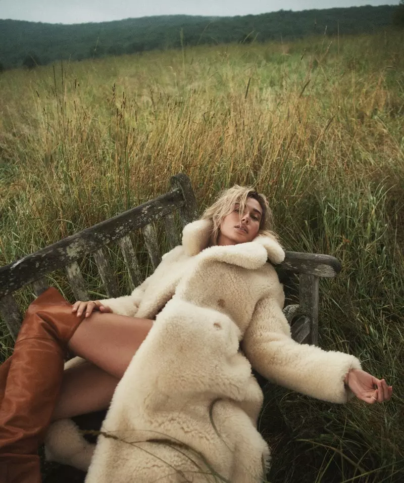 Hailey Baldwin es una belleza natural para Vogue Australia