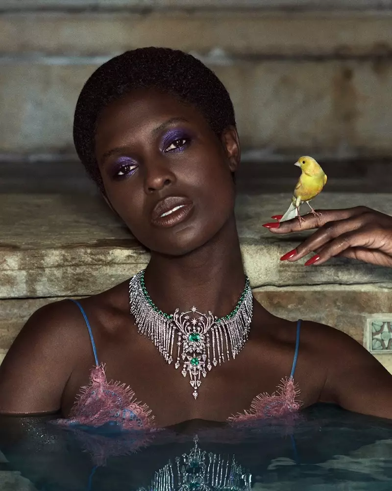 In posa con un uccellino, Jodie Turner-Smith brilla nella campagna Gucci Hortus Deliciarum High Jewelry.