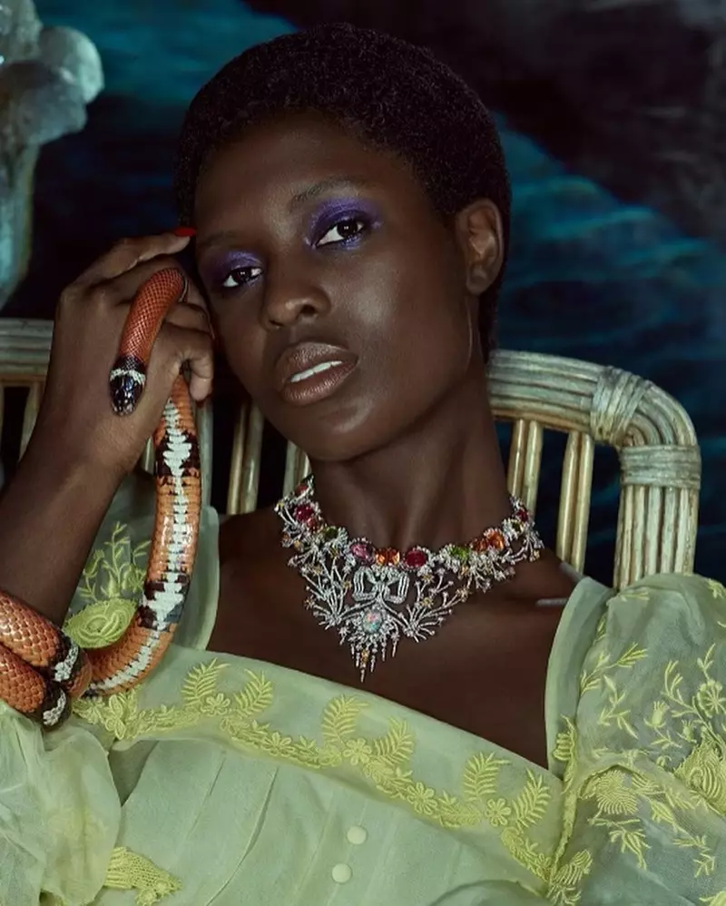 Umlingisikazi u-Jodie Turner-Smith umile emkhankasweni we-Gucci Hortus Deliciarum High Jewelry.