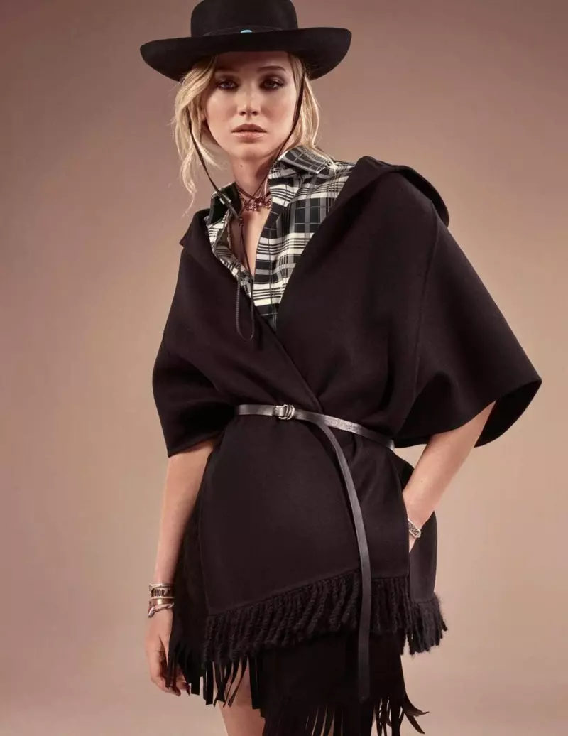 Jennifer Lawrence na-eyi Dior poncho, uwe elu plaid na okpu nwere nnukwu brimmed