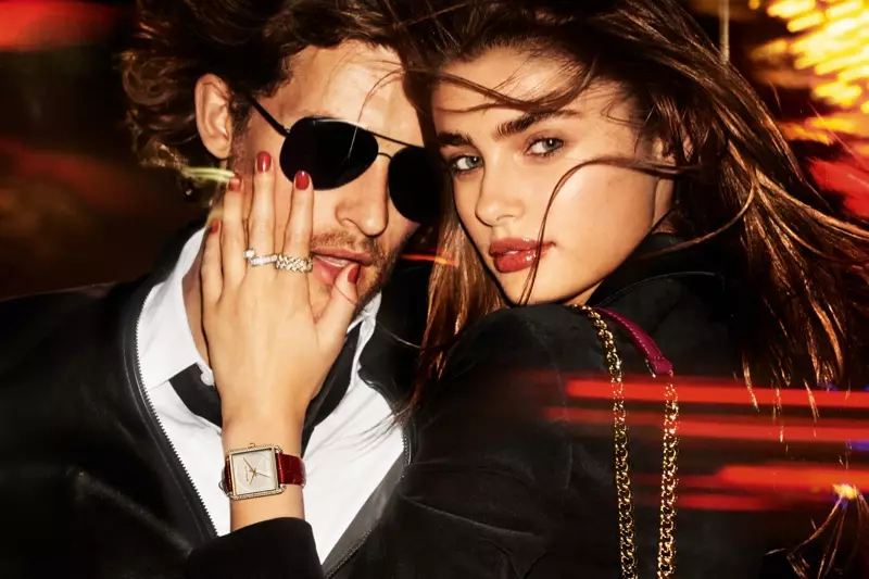 Taylor Hill และ Wouter Peelen แสดงในแคมเปญโฆษณาวันหยุดของ Michael Michael Kors ประจำปี 2559