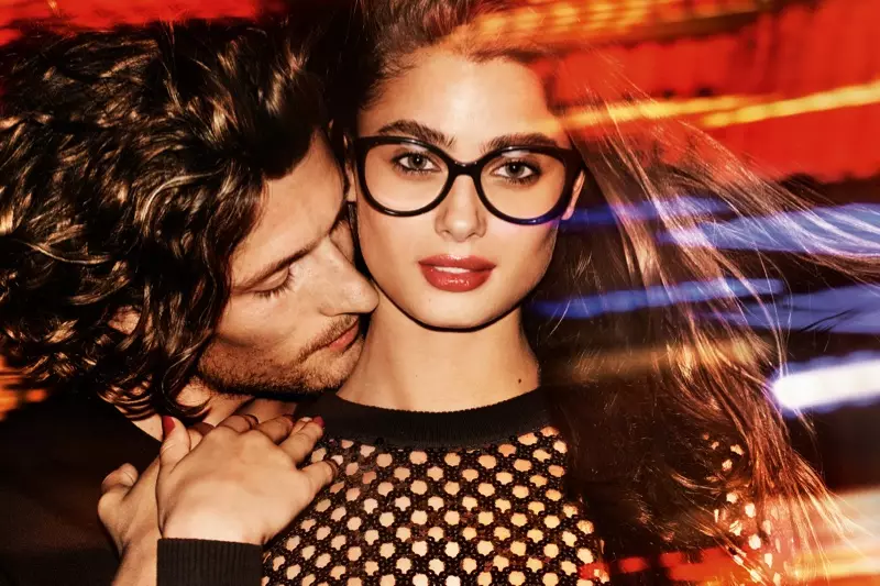 Taylor Hill bergambar dalam cermin mata MICHAEL Michael Kors