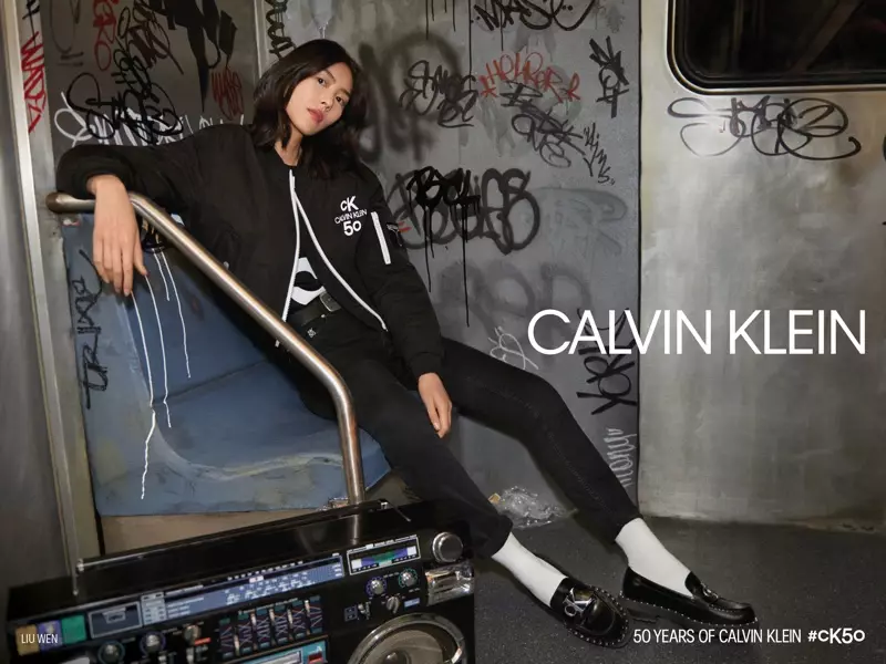 Liu Wen, wat op die moltrein poseer, staan voor Calvin Klein #CK50-veldtog